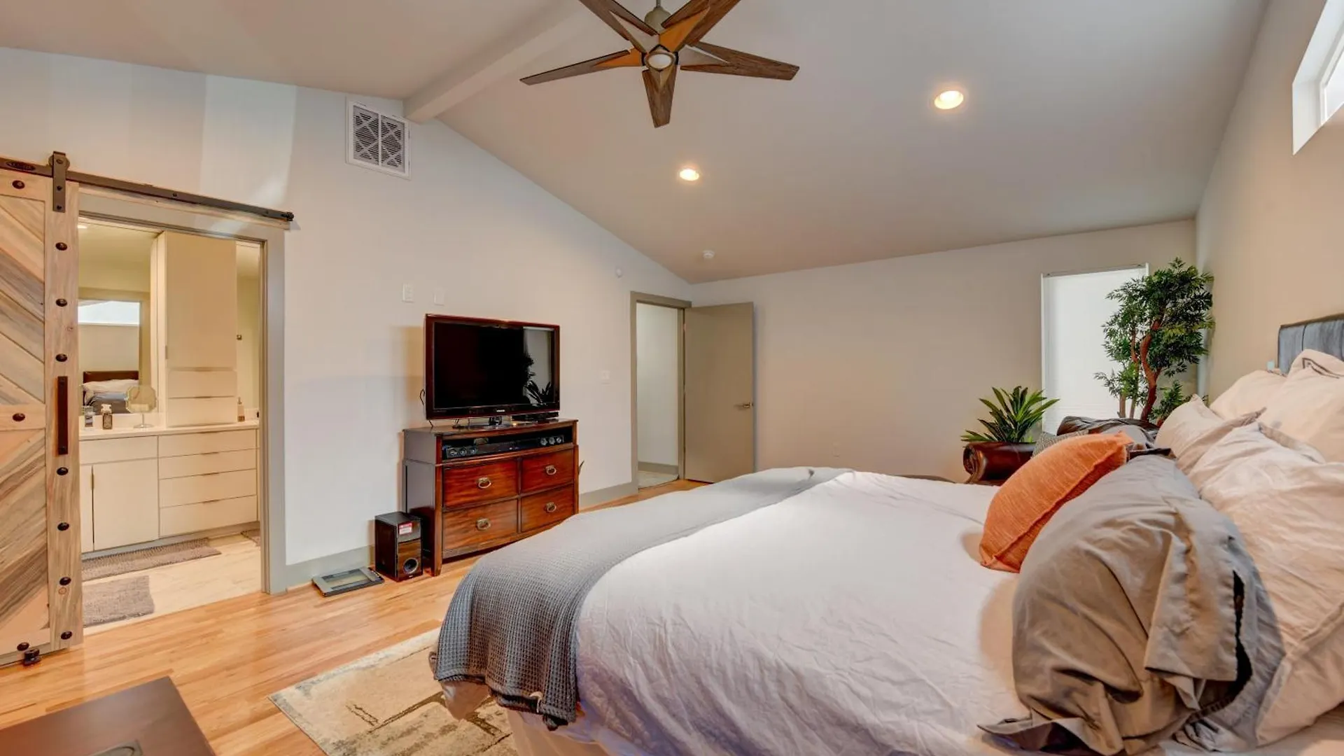 Modern Home With Yard 3 Mi To Uptown Charlotte! בית נופש